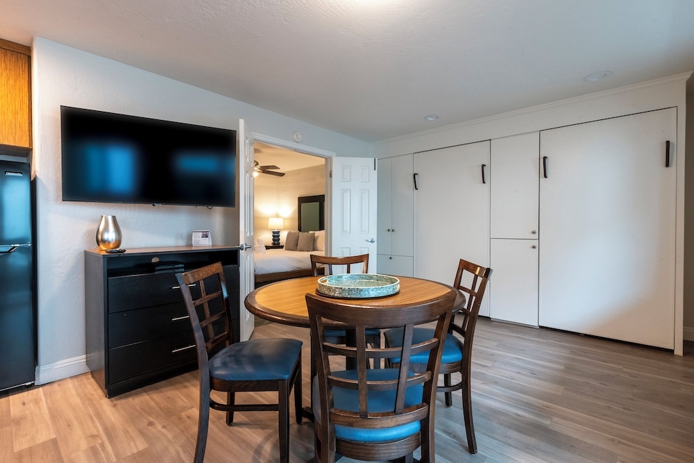 객실 내 식사 공간