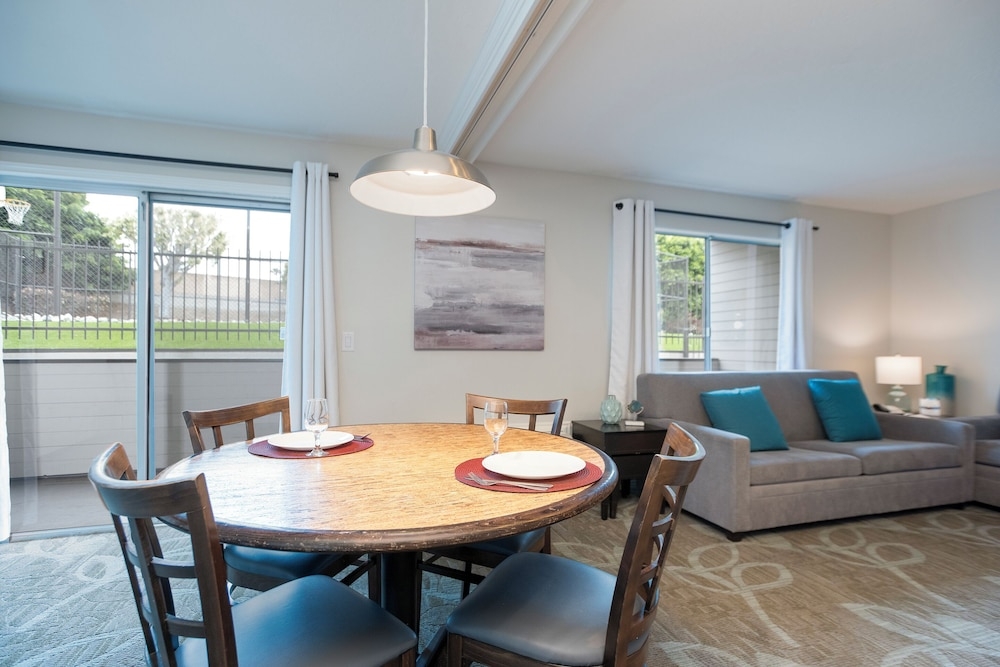 객실 내 식사 공간