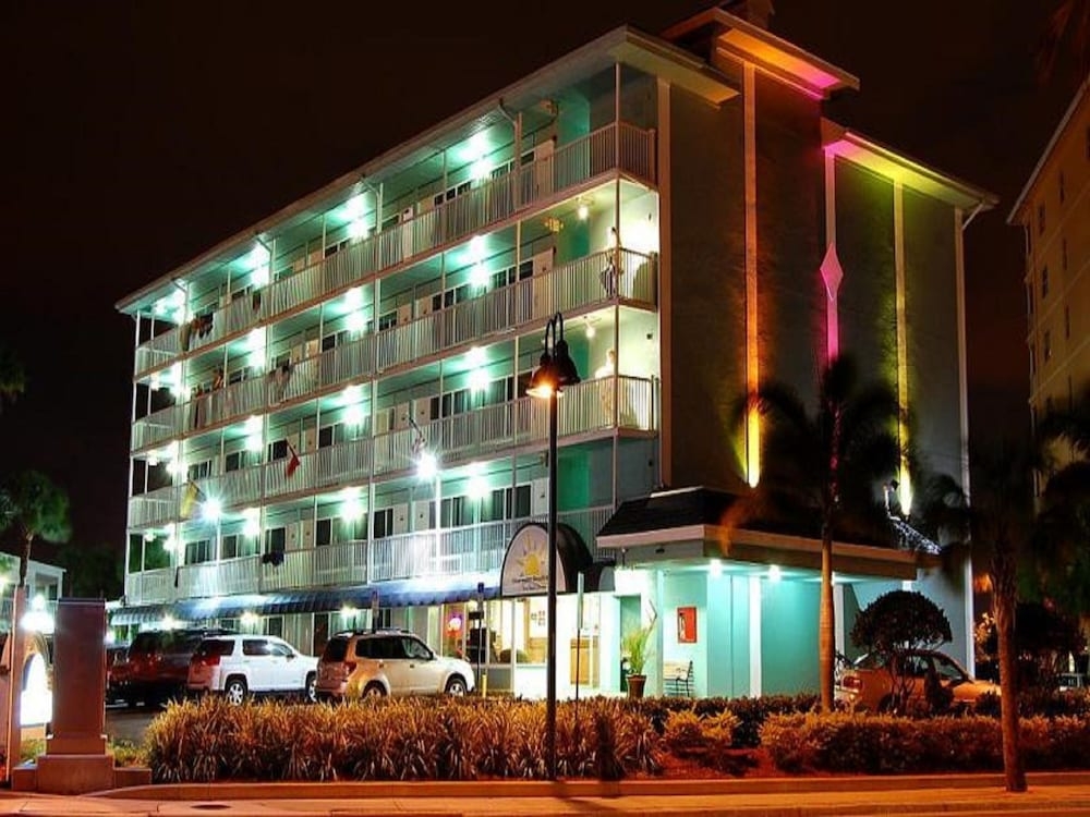 숙박 시설 정면 - 저녁/밤