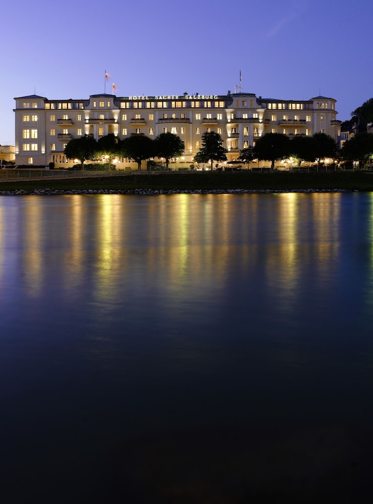 숙박 시설 정면 - 저녁/밤