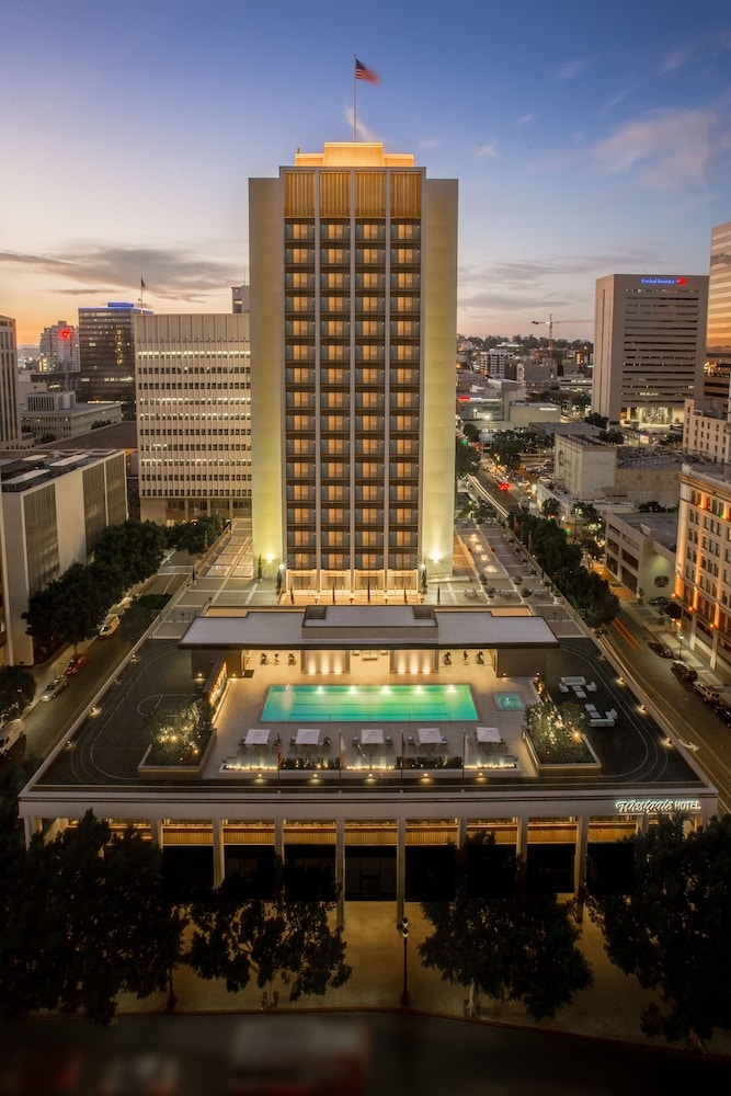 숙박 시설 정면 - 저녁/밤