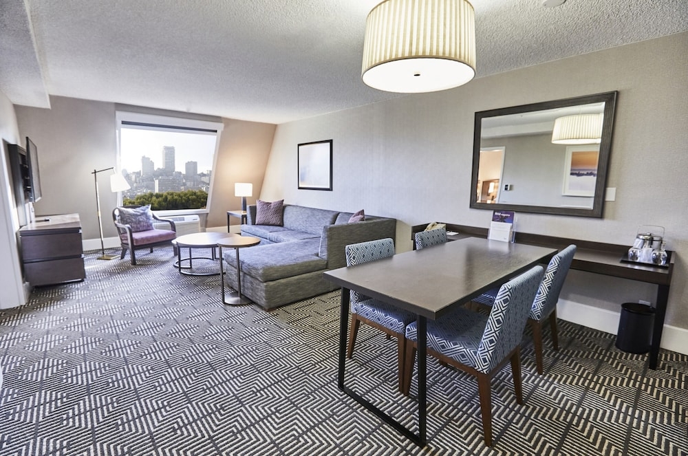 객실 내 식사 공간