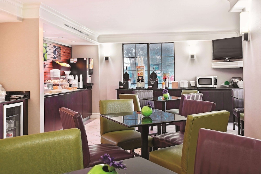 객실 내 식사 공간