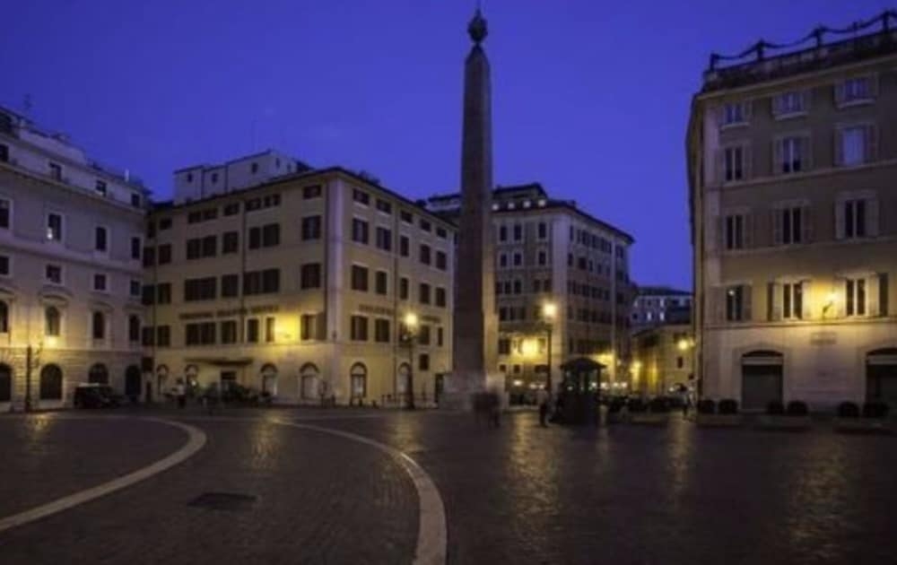 숙박 시설 정면 - 저녁/밤