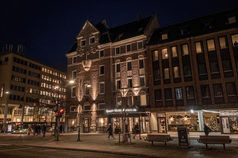 숙박 시설 정면 - 저녁/밤