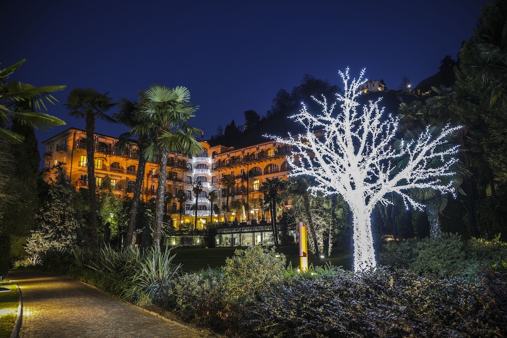 숙박 시설 정면 - 저녁/밤