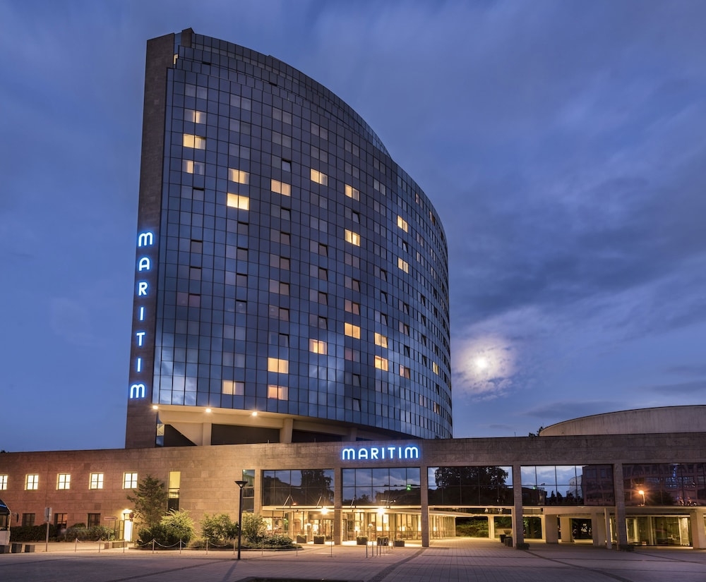 숙박 시설 정면 - 저녁/밤