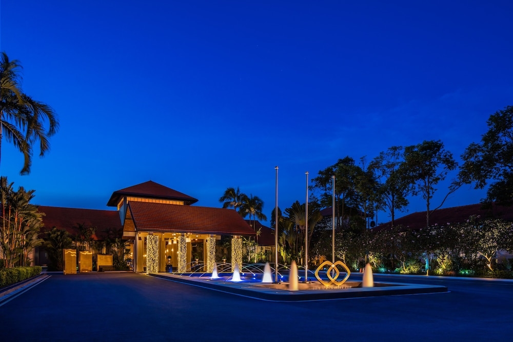 숙박 시설 정면 - 저녁/밤