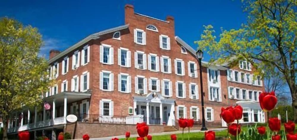 숙박 시설 정면 - 저녁/밤