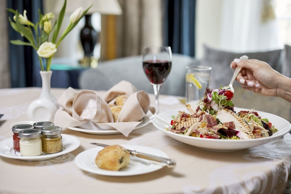 객실 내 식사 공간