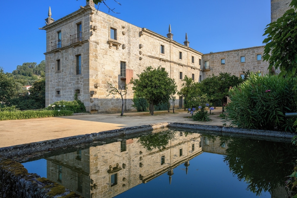 포우사다 모스테이루 데 아마레스