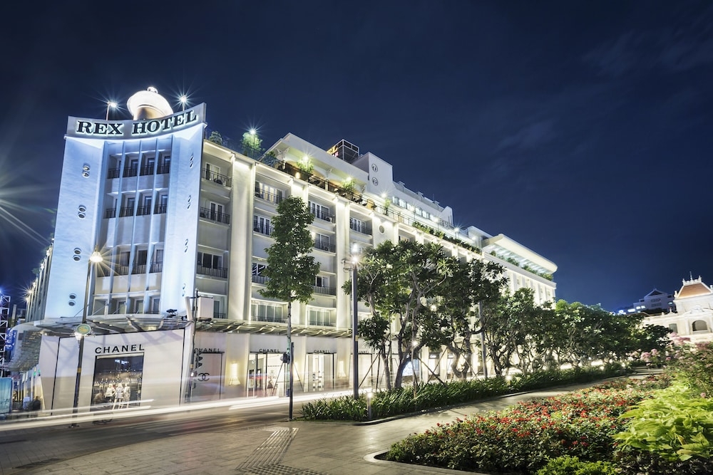 숙박 시설 정면 - 저녁/밤