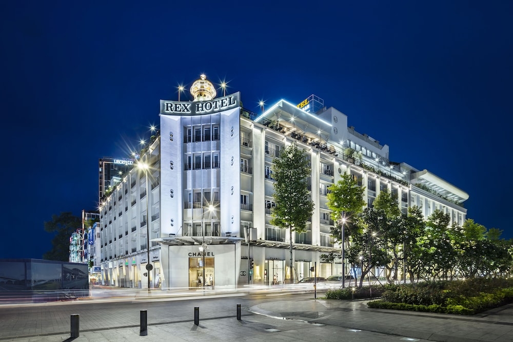 숙박 시설 정면 - 저녁/밤