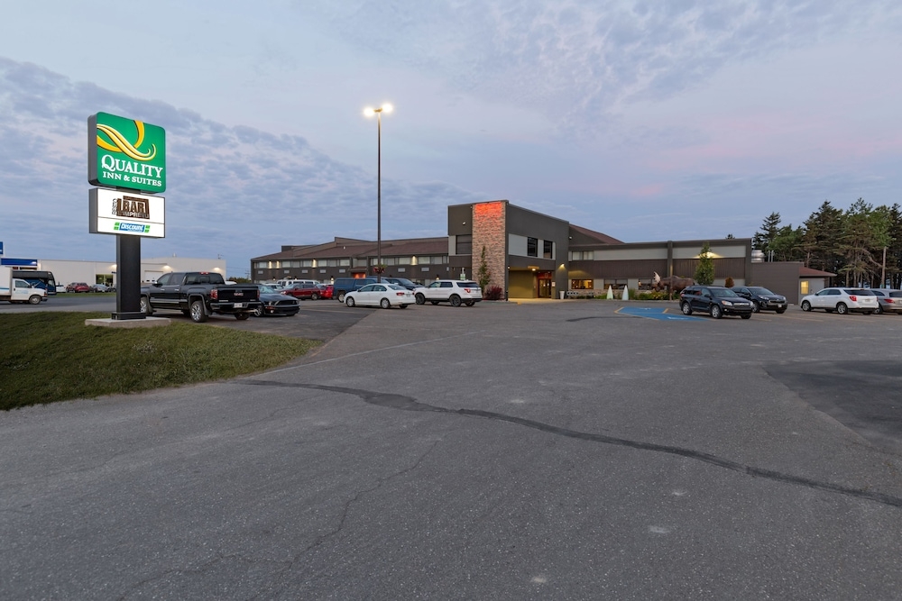 숙박 시설 정면 - 저녁/밤