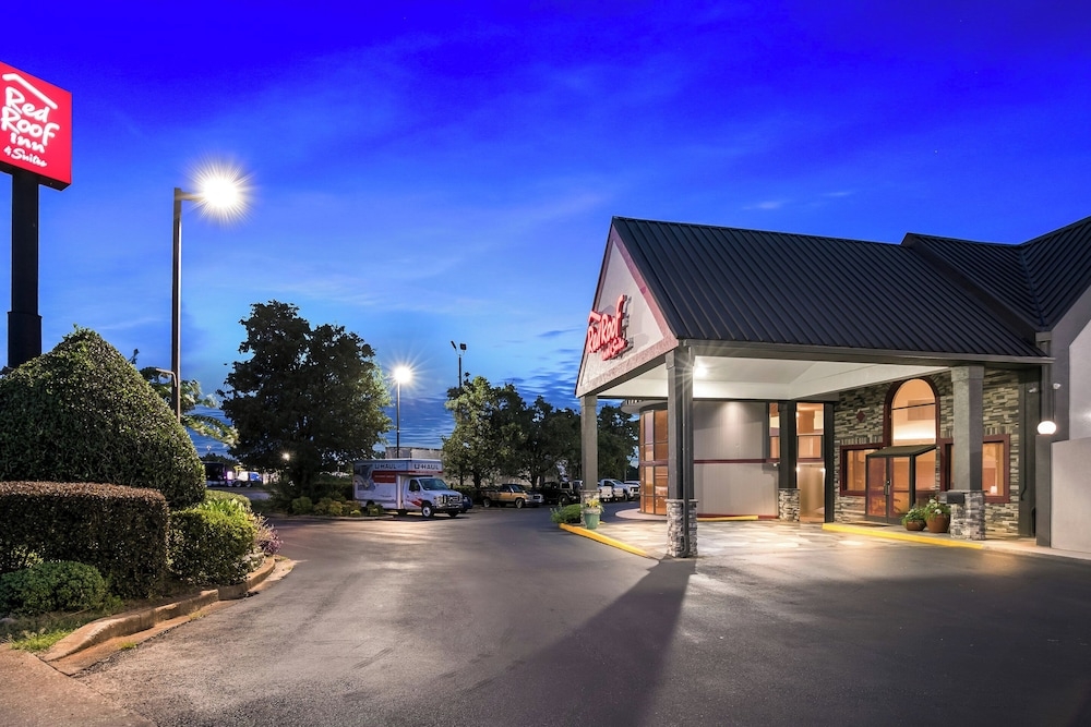 숙박 시설 정면 - 저녁/밤