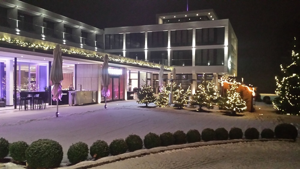 숙박 시설 정면 - 저녁/밤