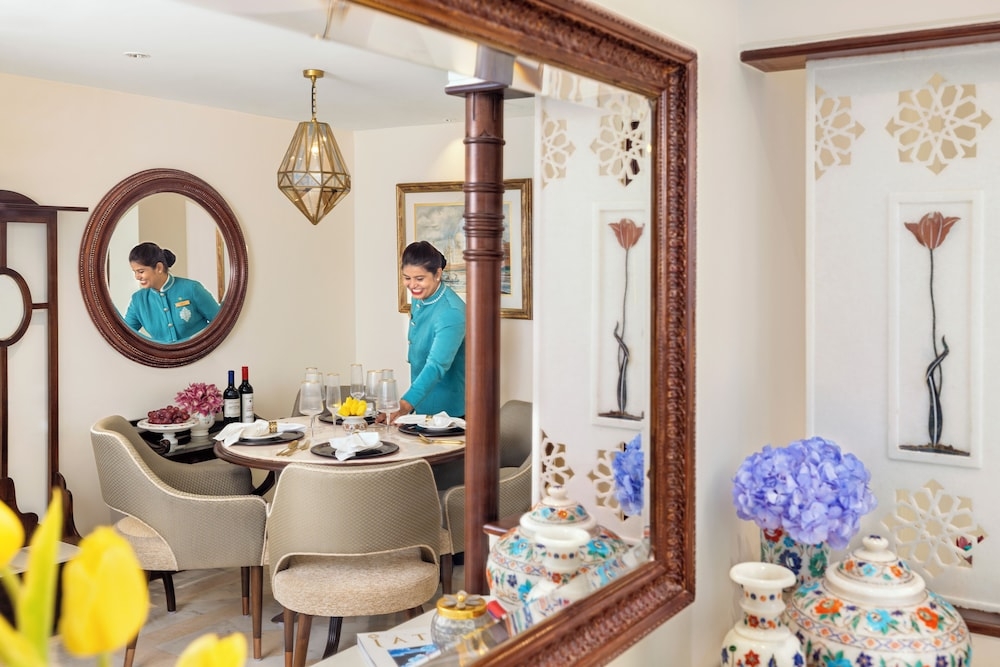 객실 내 식사 공간