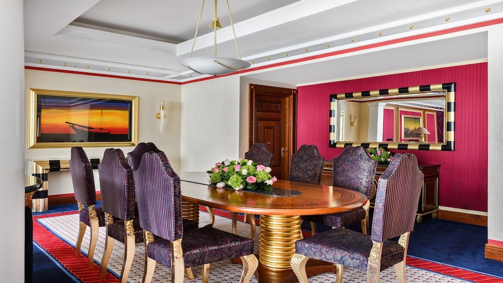 객실 내 식사 공간