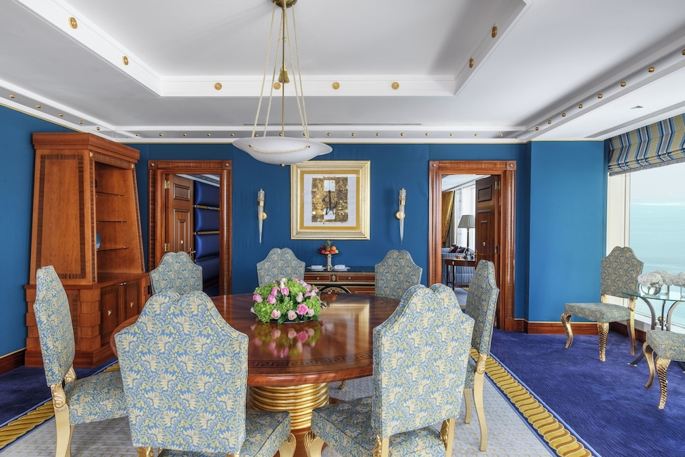 객실 내 식사 공간