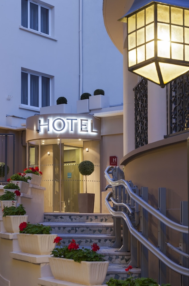 숙박 시설 정면 - 저녁/밤