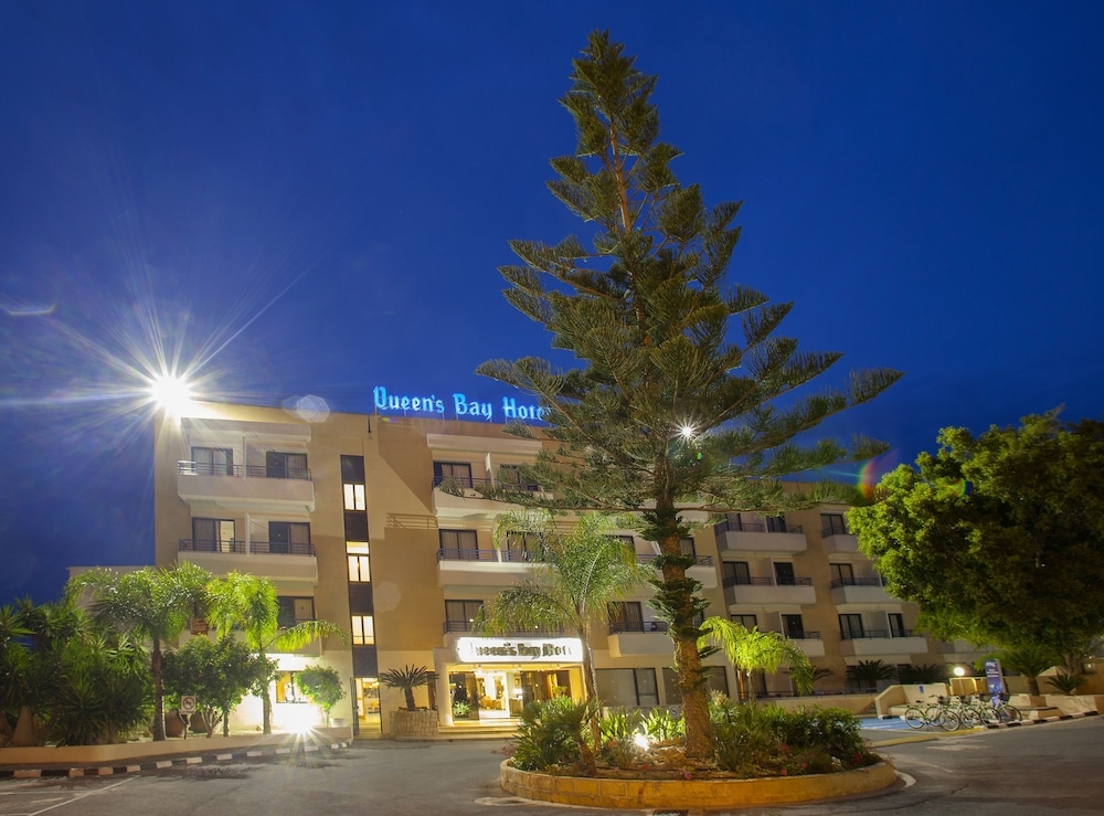 숙박 시설 정면 - 저녁/밤