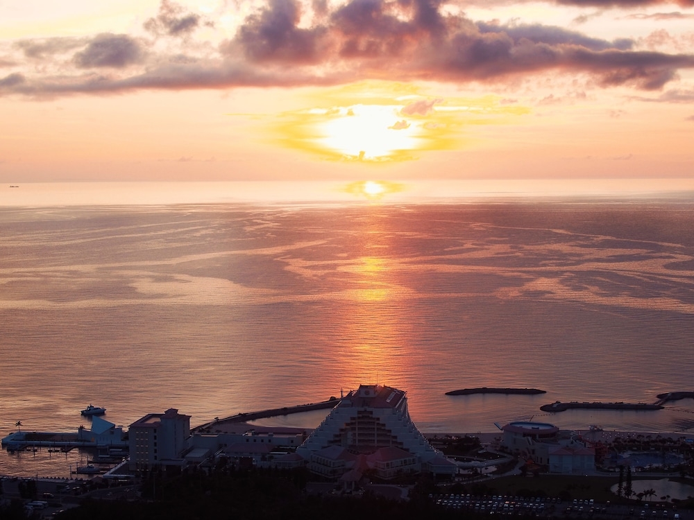 숙박 시설 정면 - 저녁/밤