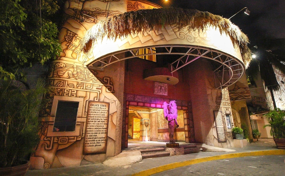 숙박 시설 정면 - 저녁/밤