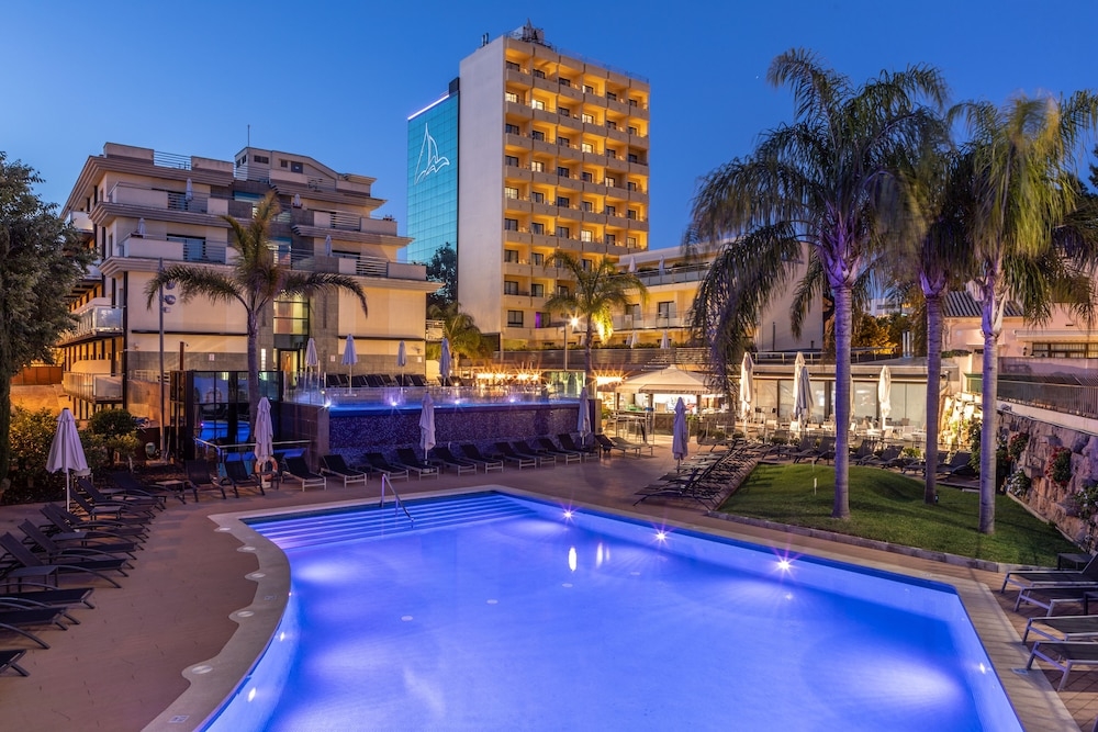 숙박 시설 정면 - 저녁/밤