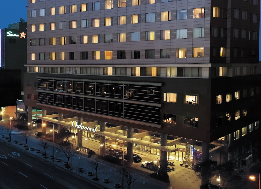 숙박 시설 정면 - 저녁/밤