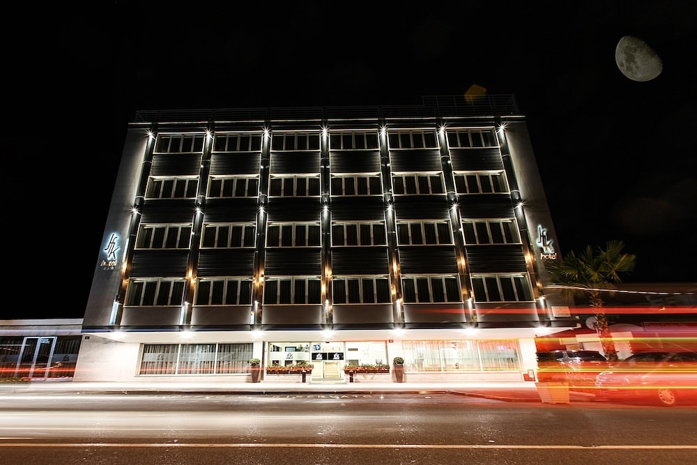 숙박 시설 정면 - 저녁/밤