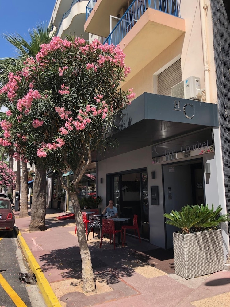 숙박 시설 정면