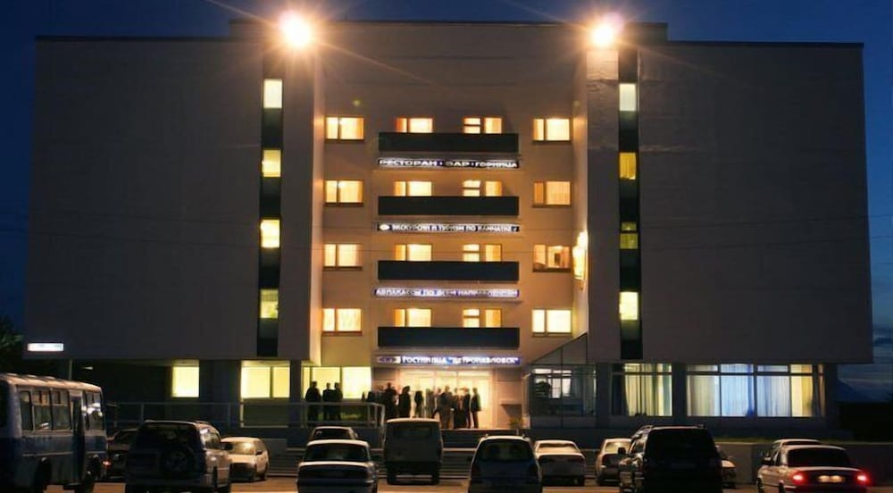 숙박 시설 정면 - 저녁/밤