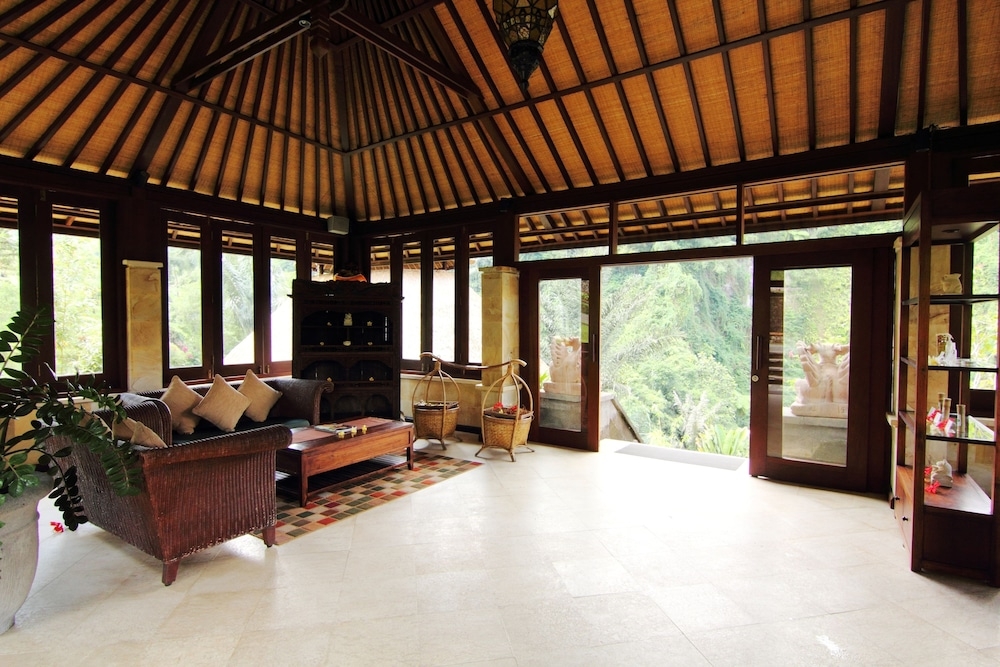 로비 좌석 공간