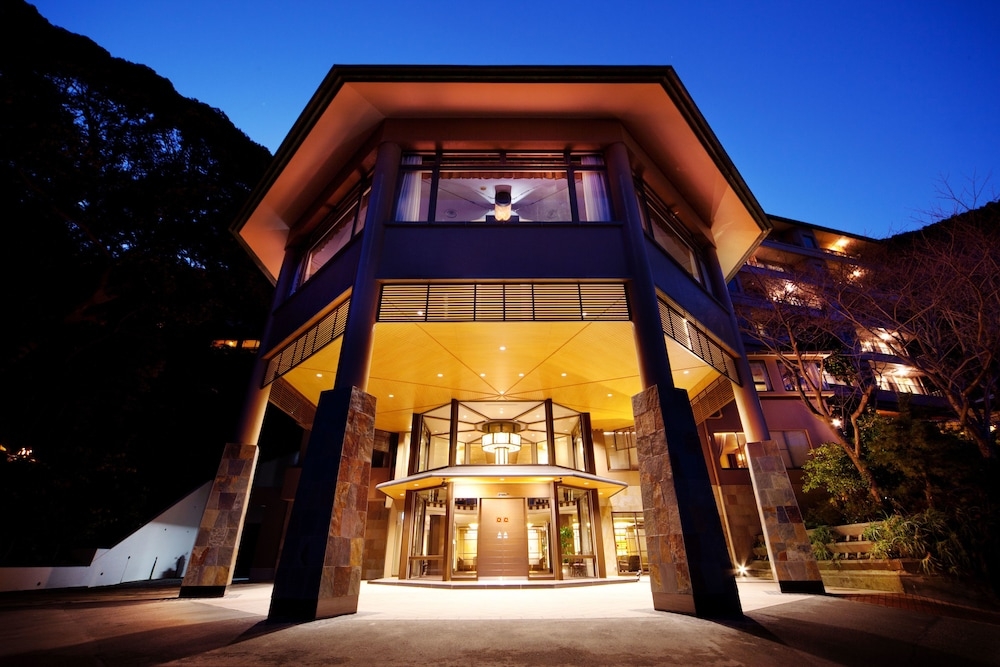 숙박 시설 정면 - 저녁/밤
