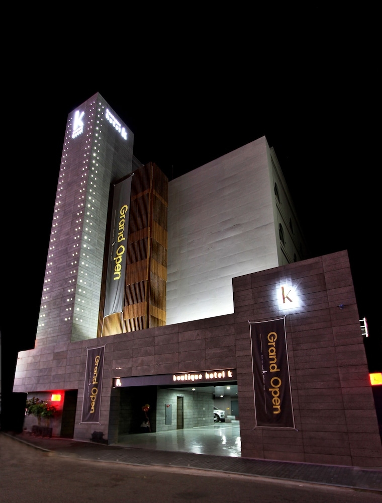 숙박 시설 정면 - 저녁/밤