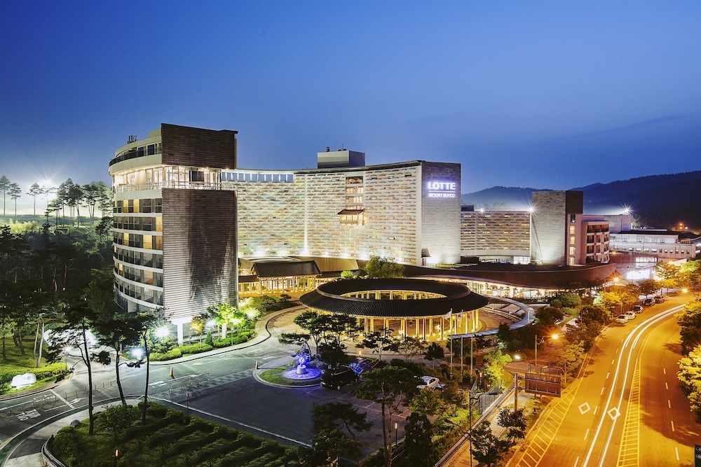 숙박 시설 정면 - 저녁/밤