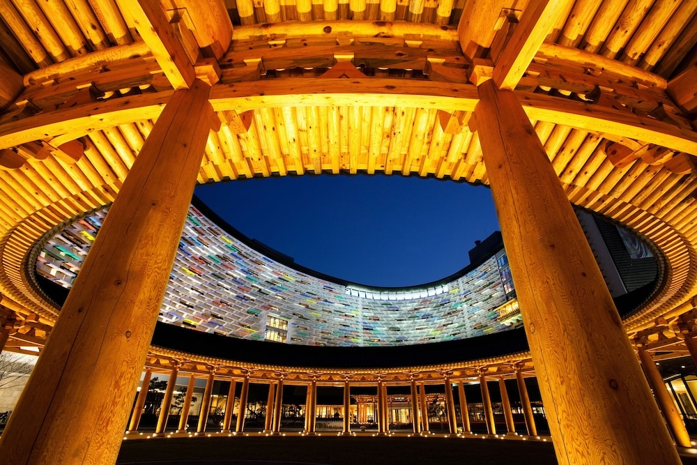 숙박 시설 정면 - 저녁/밤