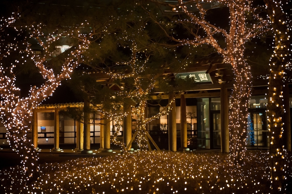 숙박 시설 정면 - 저녁/밤