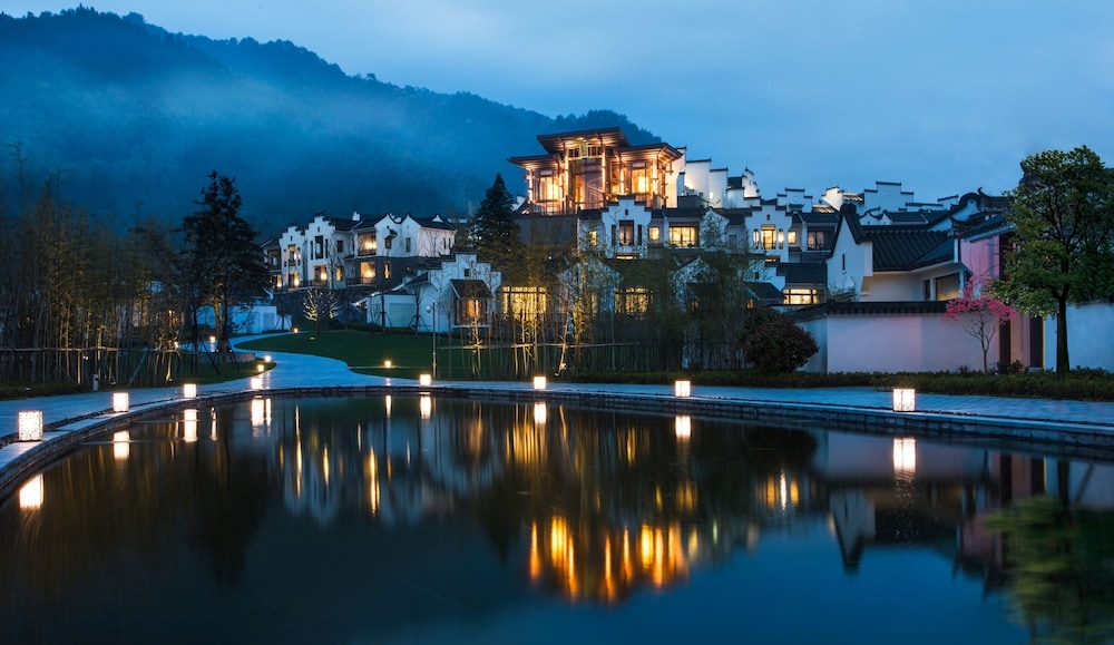 숙박 시설 정면 - 저녁/밤