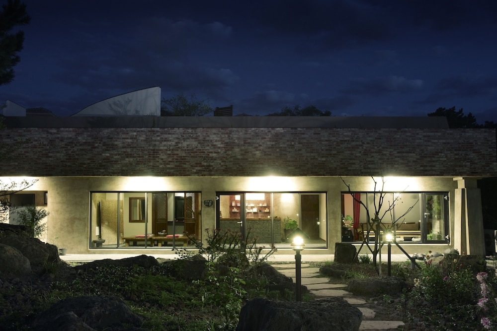 숙박 시설 정면 - 저녁/밤