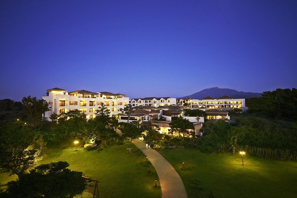 숙박 시설 정면 - 저녁/밤