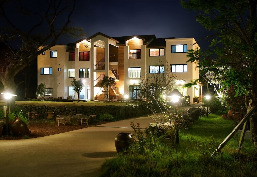 숙박 시설 정면 - 저녁/밤