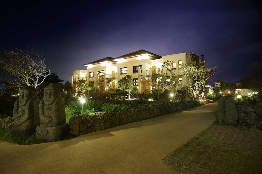 숙박 시설 정면 - 저녁/밤