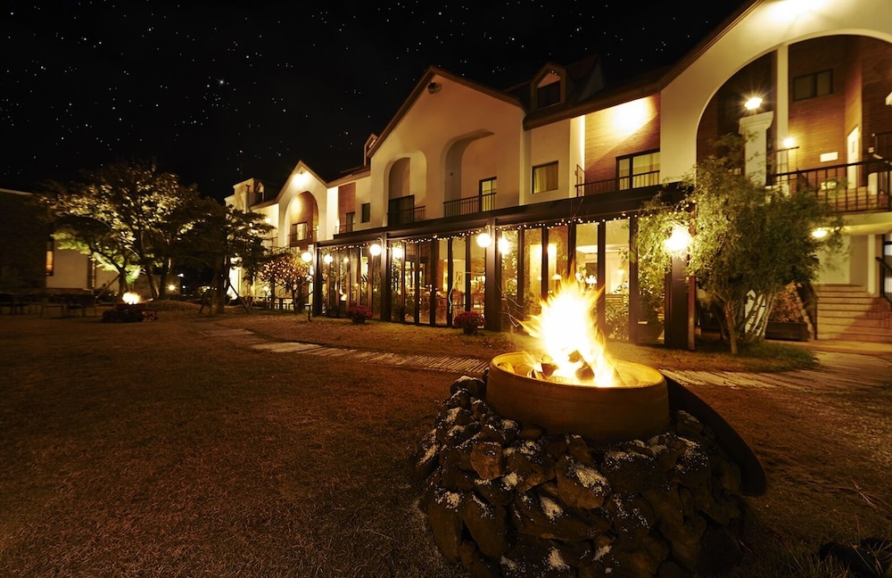 숙박 시설 정면 - 저녁/밤