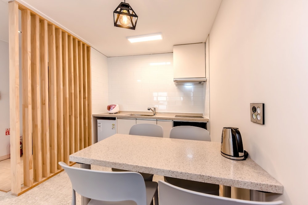 객실 내 식사 공간