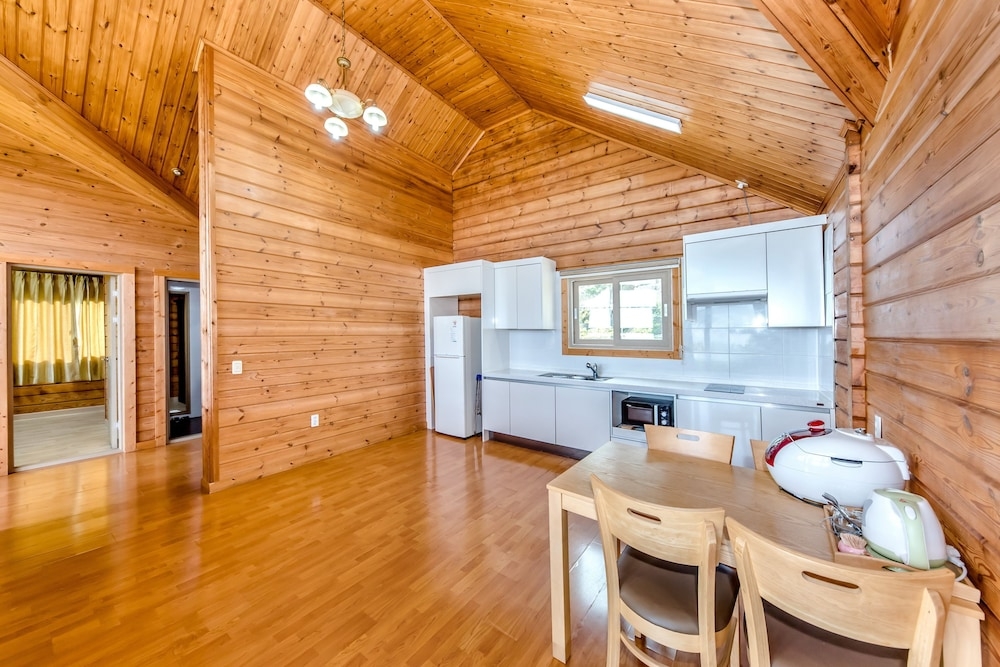 객실 내 식사 공간