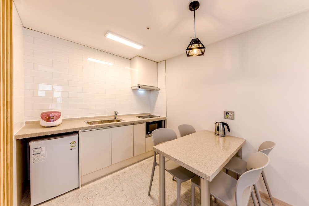 객실 내 식사 공간