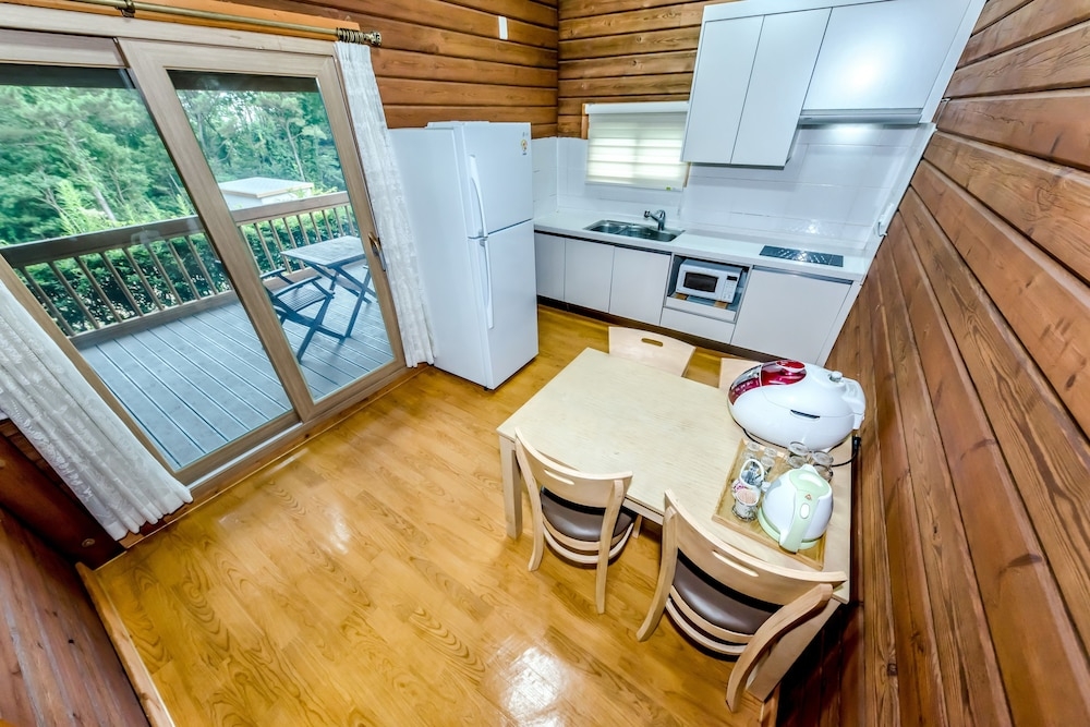 객실 내 식사 공간