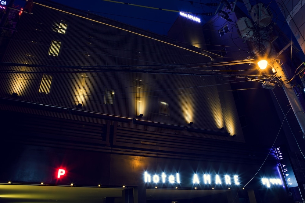 숙박 시설 정면 - 저녁/밤