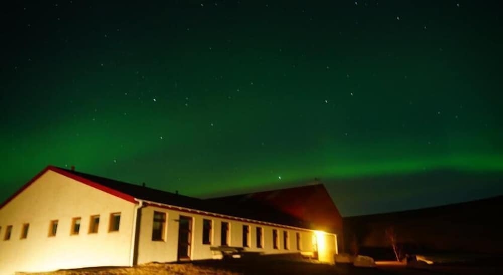 숙박 시설 정면 - 저녁/밤